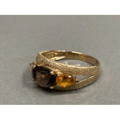 240 - 9CT YELLOW GOLD SMOKEY QUARTZ AND CITRINE 3 STONE RING SIZE P 3.1G GROSS