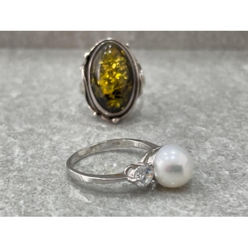 395 - 2 X SILVER RINGS PEARL AND CZ ALSO OVAL STONE 9.2G