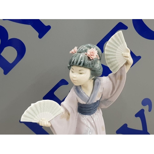 86 - LLADRO GEISHA GIRL WITH 2 FANS 30 CM HIGH