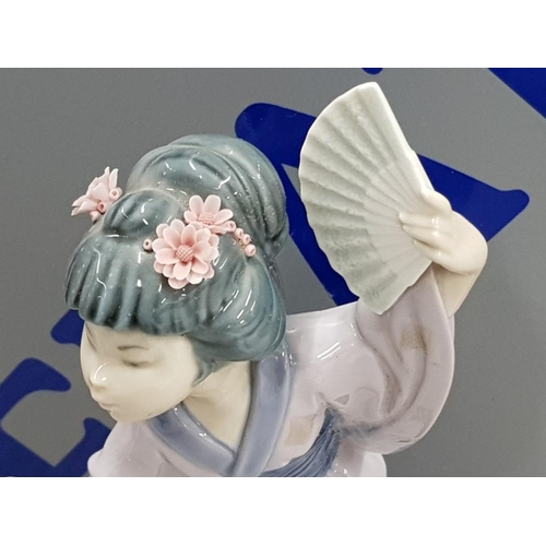 86 - LLADRO GEISHA GIRL WITH 2 FANS 30 CM HIGH