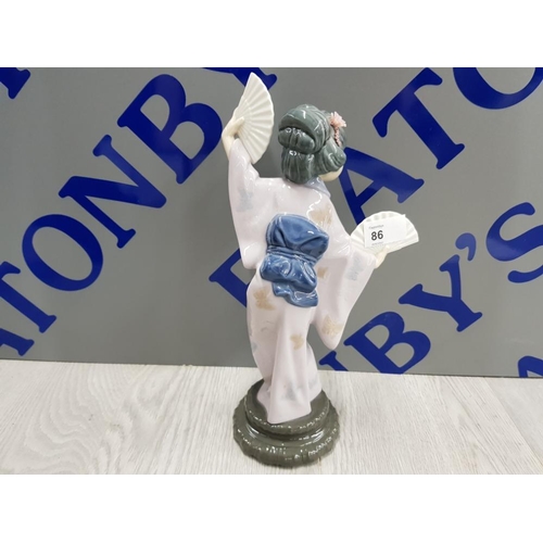 86 - LLADRO GEISHA GIRL WITH 2 FANS 30 CM HIGH