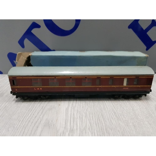 89 - 4 LOCOMOTIVE CARRIAGES INCLUDING HORNBY DUBLO LMS 26133 IN ORIGINAL BOX, LIMA ITALY SCHLAFWAGEN 2435... 