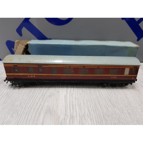 89 - 4 LOCOMOTIVE CARRIAGES INCLUDING HORNBY DUBLO LMS 26133 IN ORIGINAL BOX, LIMA ITALY SCHLAFWAGEN 2435... 