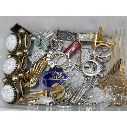 99 - COLLECTION OF COSTUME JEWELLERY INCLUDING TIGER CLAW PENDANT, WRIST WATCH AND BRACELETS ETC