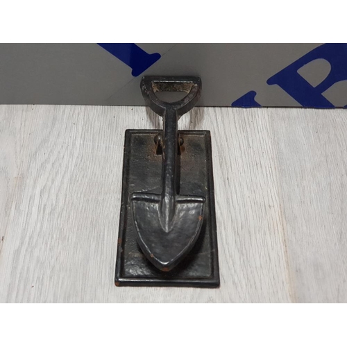 32 - MINING INTEREST HEAVY CAST IRON DOOR KNOCKER IN THE FORM OF A PITMANS SHOVEL