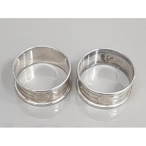 38 - A GOOD PAIR OF MATCHED SILVER NAPKIN RINGS ROLASON BROS BIRMINGHAM 1923 CIRCULAR BANDED DECORATION A... 