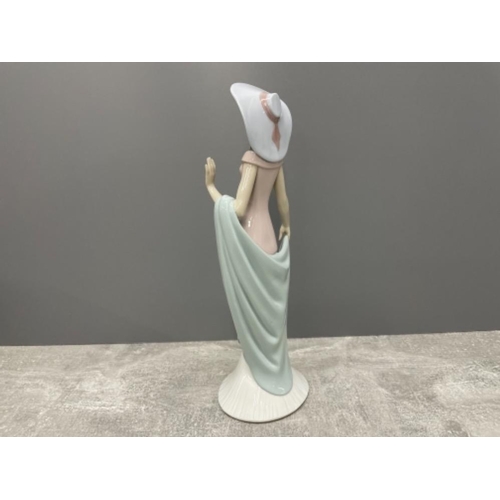 101 - LLADRO 6213 LADY OF NICE IN ORIGINAL BOX