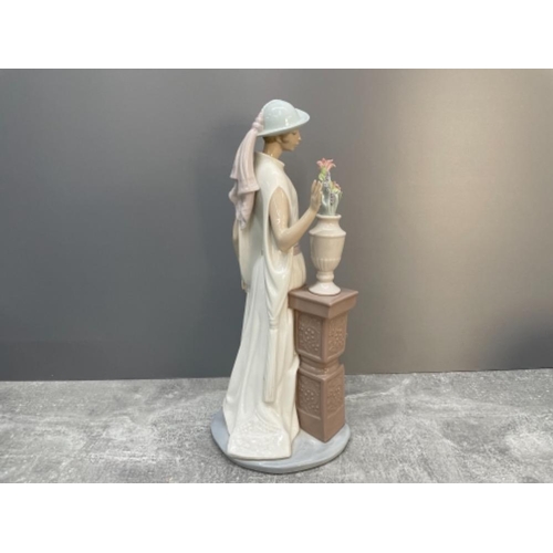 110 - LLADRO 5175 LADY GRAND CASINO IN ORIGINAL BOX