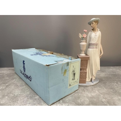 110 - LLADRO 5175 LADY GRAND CASINO IN ORIGINAL BOX