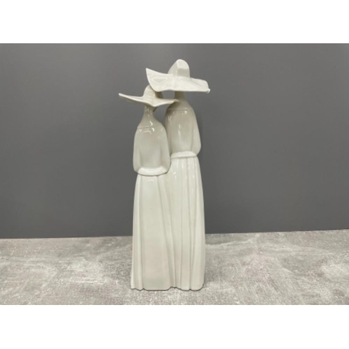 39 - LLADRO NUNS NUN 4611