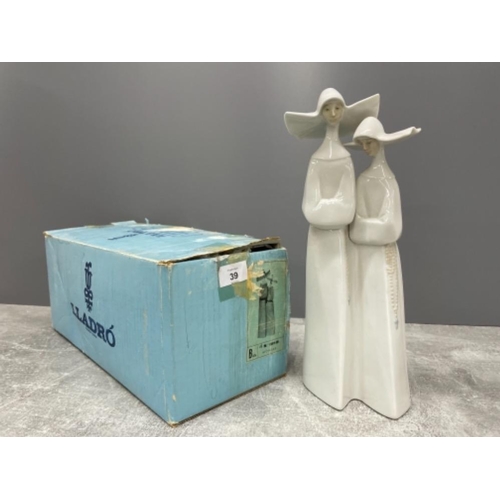 39 - LLADRO NUNS NUN 4611