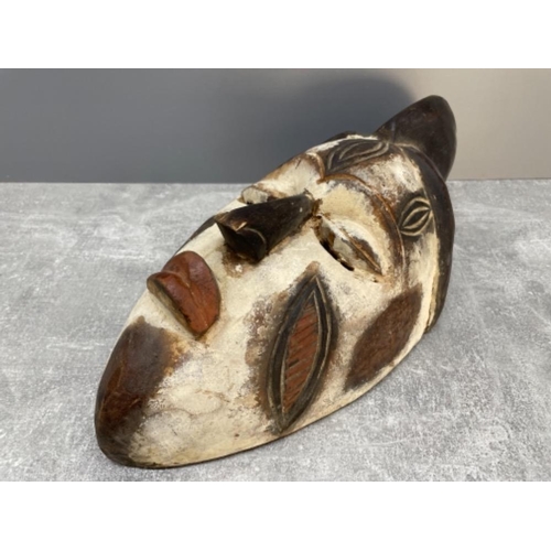 74 - LARGE AFRICAN 20TH CENTURY OKUYU MASK KAOLIN SCARIFICATIONS PUNU TRIBE GABON