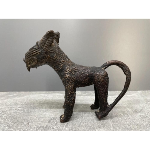 85 - AFRICAN 20TH CENTURY BRONZE BENIN LEOPARD FIGURE 12CMS X 15CMS