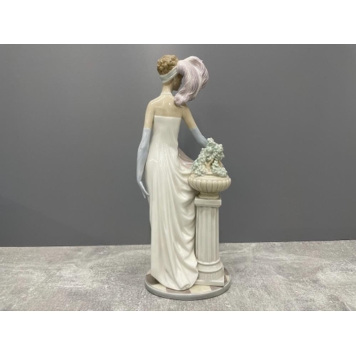 99 - LLADRO 5283 LADY SOCIALITE 1920S IN ORIGINAL BOX