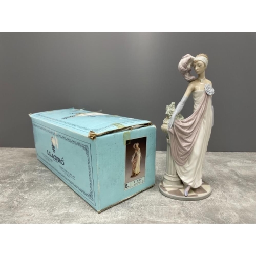 99 - LLADRO 5283 LADY SOCIALITE 1920S IN ORIGINAL BOX