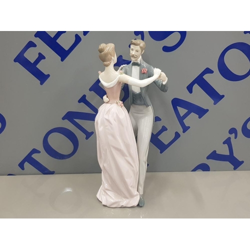 10 - LLADRO FIGURE 1372 ANNIVERSARY WALTZ COUPLE DANCING