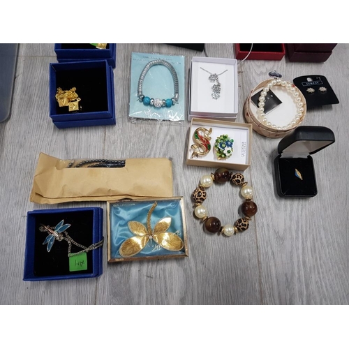 107 - COLLECTION OF COSTUME JEWELLERY INCLUDES NECKLACES, BRACELETS AND EARINGS ETC