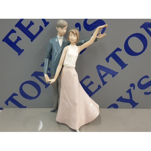 11 - NAO BY LLADRO FIGURE OF A DANCING COUPLE