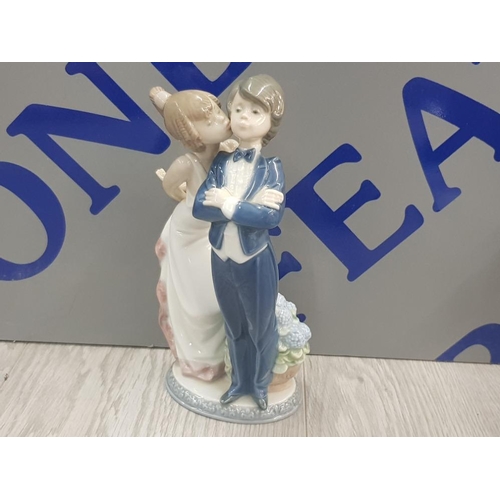 17 - LLADRO FIGURE 5555 LET'S MAKE UP