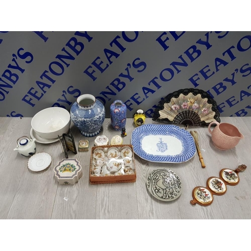 189 - COLLECTION OF POTTERY ITEMS INCLUDING H AND K TUNSTAU VASE , SYLVAC WARE, 2 RINGTONS LIDDED POTS AND... 