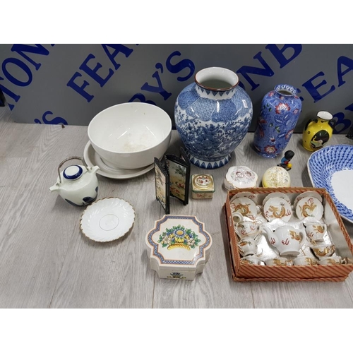 189 - COLLECTION OF POTTERY ITEMS INCLUDING H AND K TUNSTAU VASE , SYLVAC WARE, 2 RINGTONS LIDDED POTS AND... 