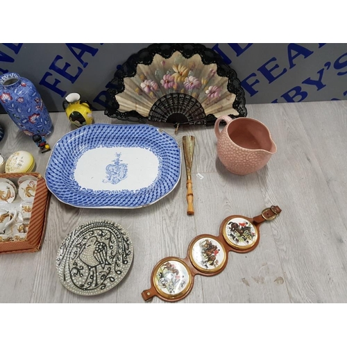 189 - COLLECTION OF POTTERY ITEMS INCLUDING H AND K TUNSTAU VASE , SYLVAC WARE, 2 RINGTONS LIDDED POTS AND... 