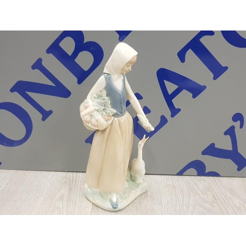 25 - NAO BY LLADRO FIGURE OF LADY FEEDING GOOSE