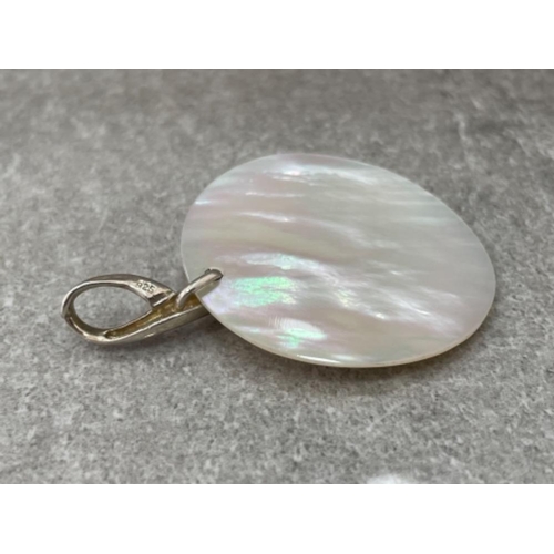 298 - SILVER MOTHER OF PEARL CIRCLE PENDANT