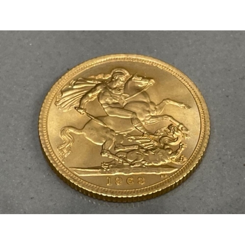 8 - 22CT GOLD 1963 FULL SOVEREIGN COIN