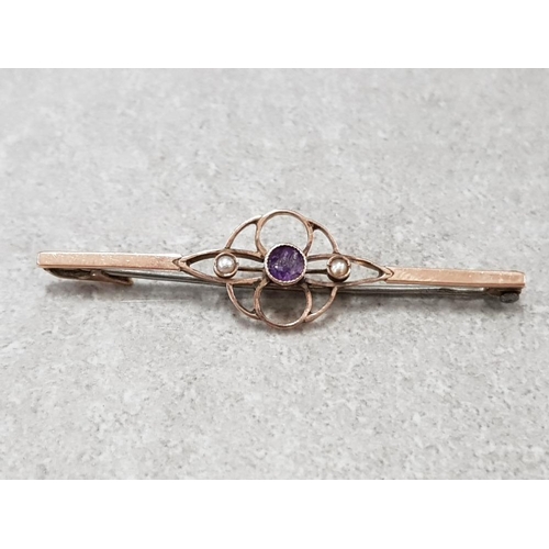 54 - 9CT YELLOW GOLD BAR BROOCH WITH CENTRE FLORAL STYLE COMPRISING OF CENTRAL AMETHYST FLANKED BY 2 SEED... 