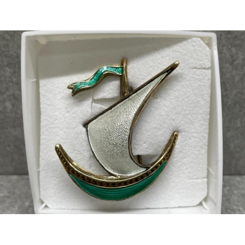 147 - 2 VINTAGE IVAR HOLTH SAILING BOAT BROOCHES IN GOOD CONDITION