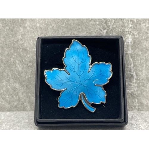 154 - LOVELY DENMARK STERLING SILVER MEKA ENAMEL MAPLE LEAF BROOCH 40MM BRIGHT BLUE