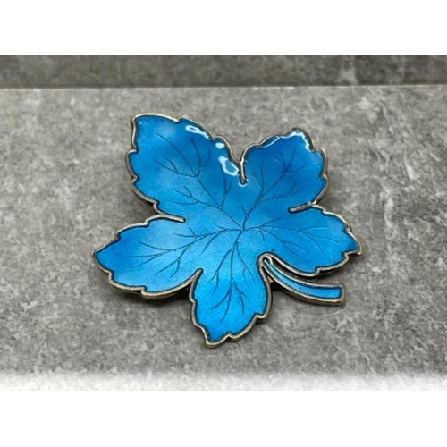 154 - LOVELY DENMARK STERLING SILVER MEKA ENAMEL MAPLE LEAF BROOCH 40MM BRIGHT BLUE