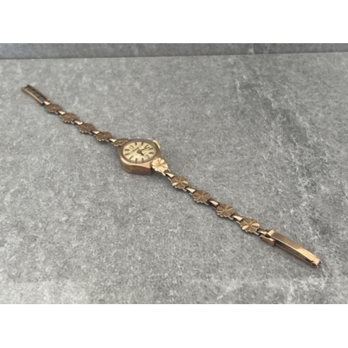 221 - 9CT GOLD ACCURIST LADIES WATCH ON 9CT GOLD FLORAL LINK BRACELET 11.6G IN WORKING ORDER