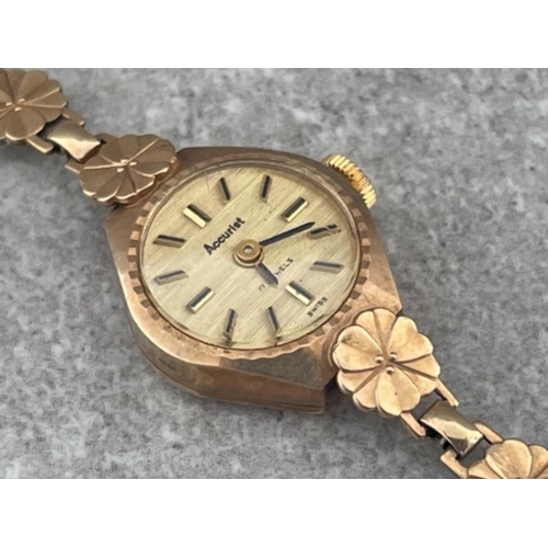 221 - 9CT GOLD ACCURIST LADIES WATCH ON 9CT GOLD FLORAL LINK BRACELET 11.6G IN WORKING ORDER