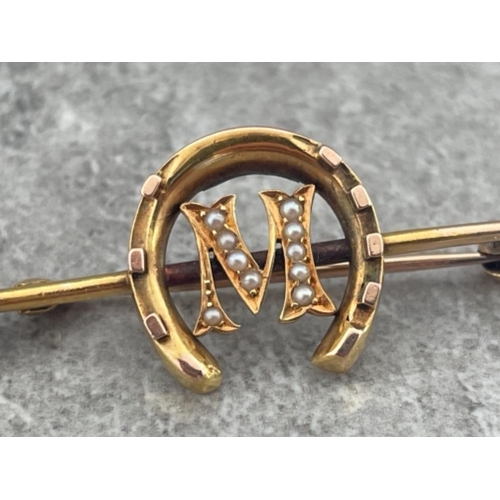 222 - 9CT GOLD HORSESHOE PEARL SET INITIAL M BAR BROOCH 3.2G