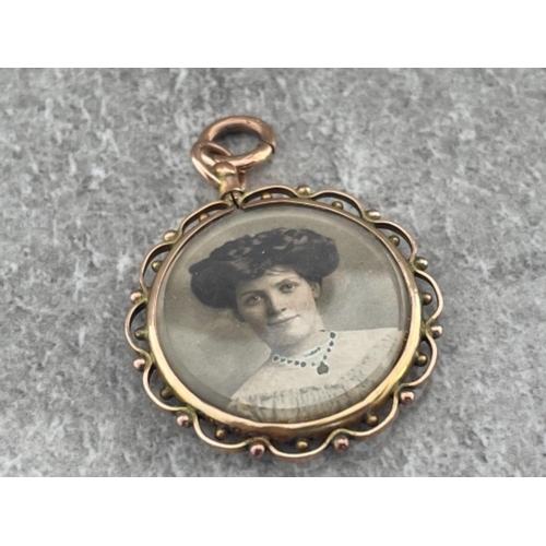 223 - 9CT GOLD EDWARDIAN DOUBLE SIDED PHOTO LOCKET HM AROUND THE RIM