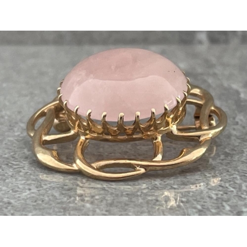 225 - 9CT GOLD ROUND ROSE QUARTZ IN WOVEN DESIGN BROOCH 8.9G