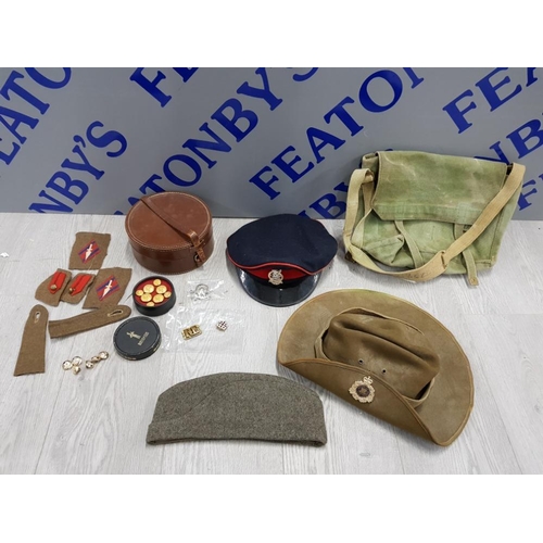 83 - COLLECTION OF MILITARY MEMORABILIA INCLUDING AUSTRALIAN OFFICERS HATS ROYAL QUEENSLAND REGIMENT, BAD... 