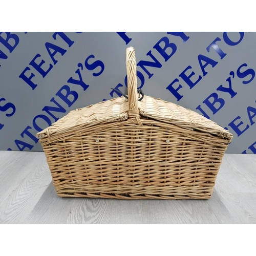 115 - TOD HUNTER LUXURY PICNIC BASKET HAMPER, 2 PERSON