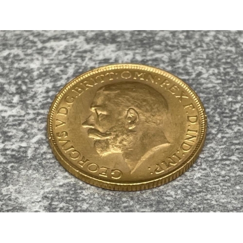 12 - 22CT GOLD 1927 FULL SOVEREIGN COIN STRUCK IN SOUTH AFRICA