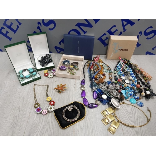 126 - LARGE COLLECTION OF COSTUME JEWELLERY INCLUDING NECKLACES  BRACELETS, RINGS AND BROOCHES ETC