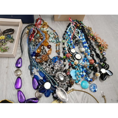 126 - LARGE COLLECTION OF COSTUME JEWELLERY INCLUDING NECKLACES  BRACELETS, RINGS AND BROOCHES ETC