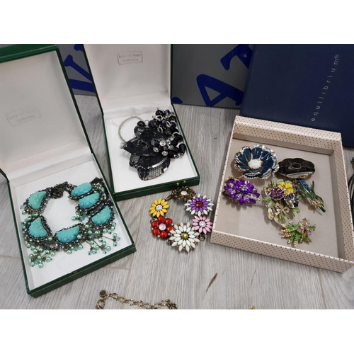 126 - LARGE COLLECTION OF COSTUME JEWELLERY INCLUDING NECKLACES  BRACELETS, RINGS AND BROOCHES ETC