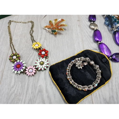 126 - LARGE COLLECTION OF COSTUME JEWELLERY INCLUDING NECKLACES  BRACELETS, RINGS AND BROOCHES ETC