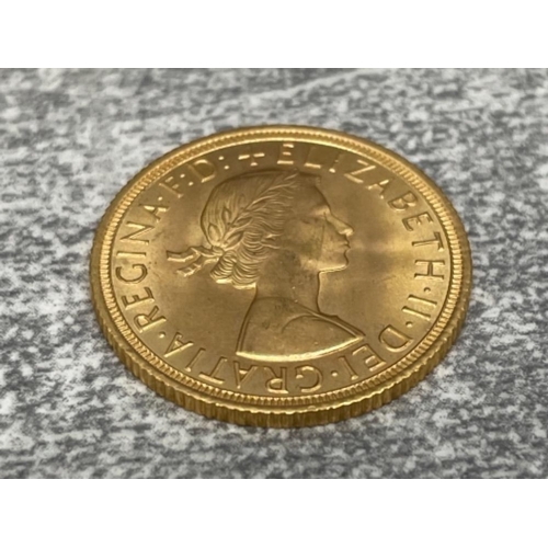 13 - 22CT GOLD 1962 FULL SOVEREIGN COIN