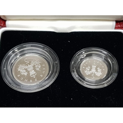 58 - ROYAL MINT 1990 5P SILVER PROOF 2 COIN SET AND 1992 10P SILVER PROOF 2 COIN SET BOTH SETS IN CASES O... 