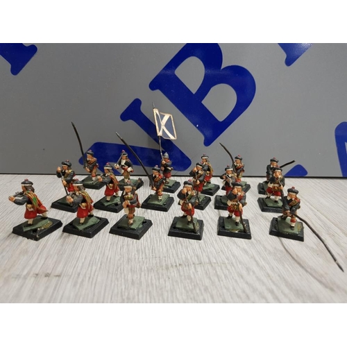 67 - COLLECTION OF METAL MINIATURE SCOTTISH FIGURES INCLUDES PIKE MEN, PIPER, SWORD, ARCH PLUS 4 MEN