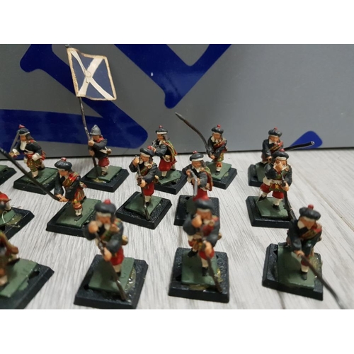 67 - COLLECTION OF METAL MINIATURE SCOTTISH FIGURES INCLUDES PIKE MEN, PIPER, SWORD, ARCH PLUS 4 MEN