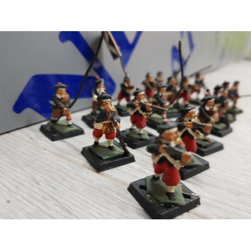 67 - COLLECTION OF METAL MINIATURE SCOTTISH FIGURES INCLUDES PIKE MEN, PIPER, SWORD, ARCH PLUS 4 MEN